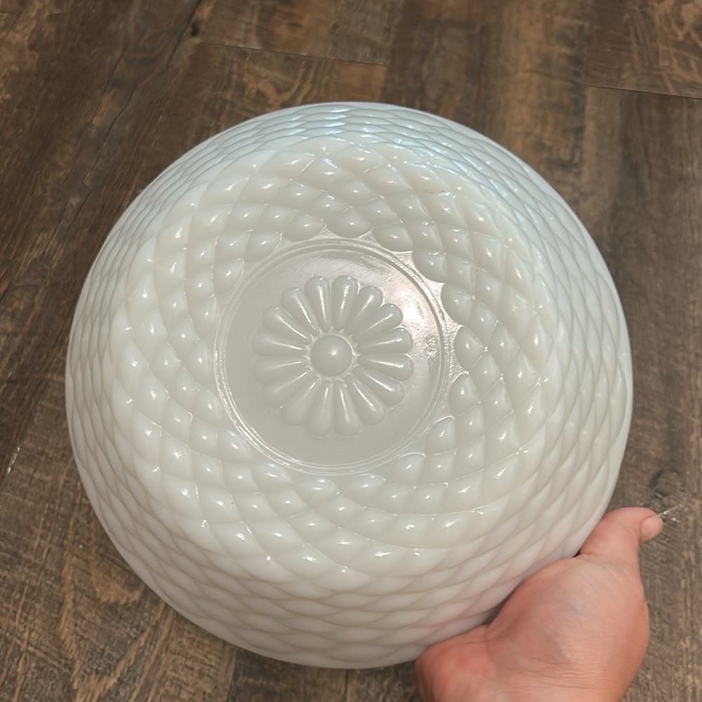 Anchor Hocking "Colonial Diamond" large milk glass bowl, quilted - Picture 4 of 7